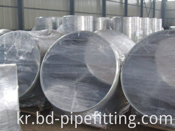 Alloy pipe fitting (110)